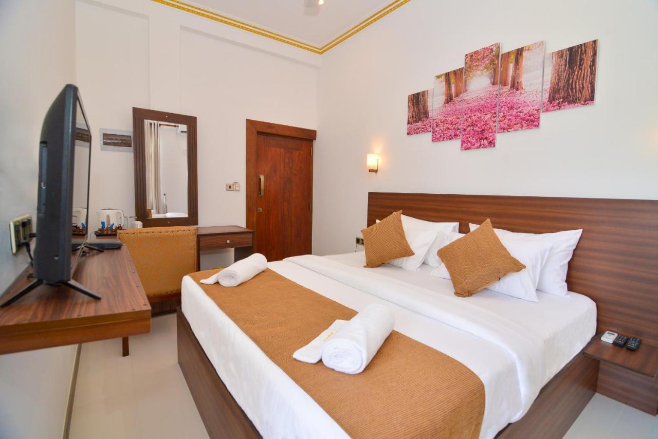 Negombo New Queen'S Palace Exterior photo