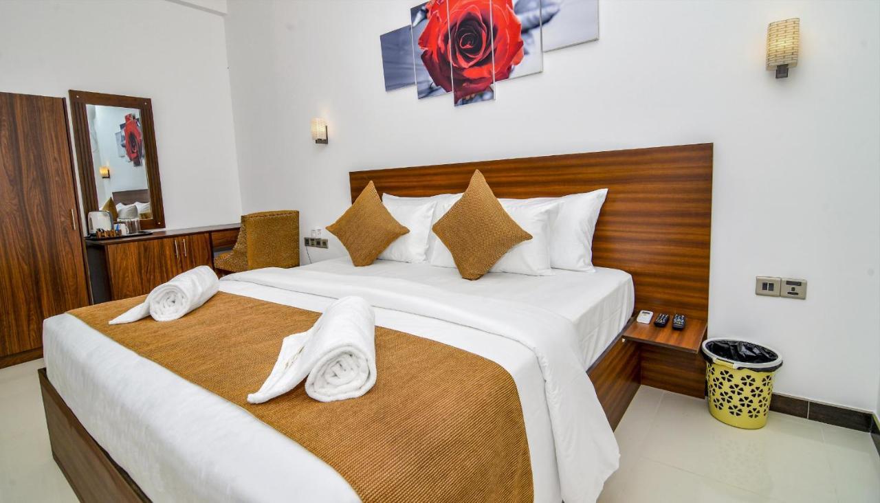 Negombo New Queen'S Palace Exterior photo